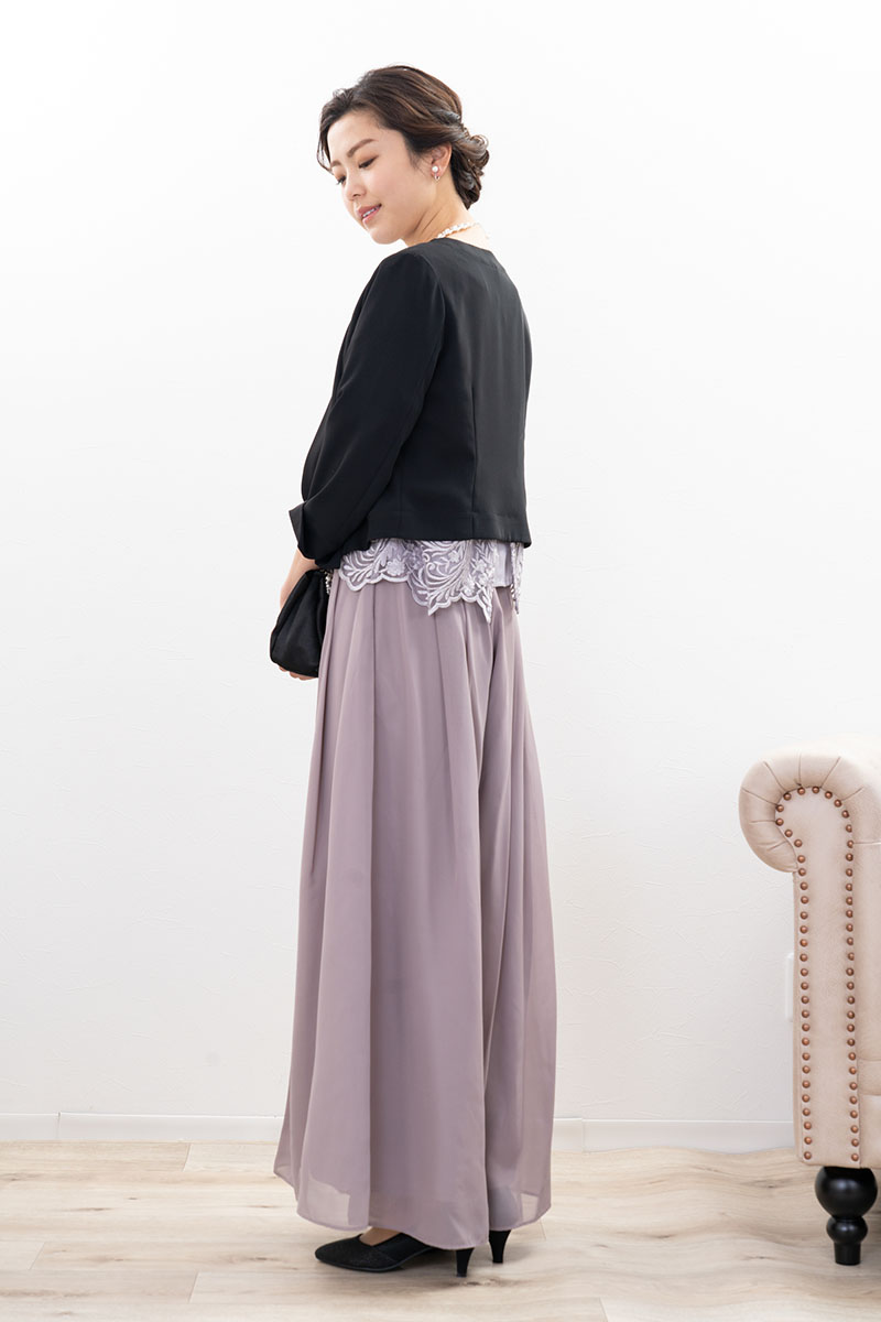グレージュの刺繍ブラウスワイドパンツドレス