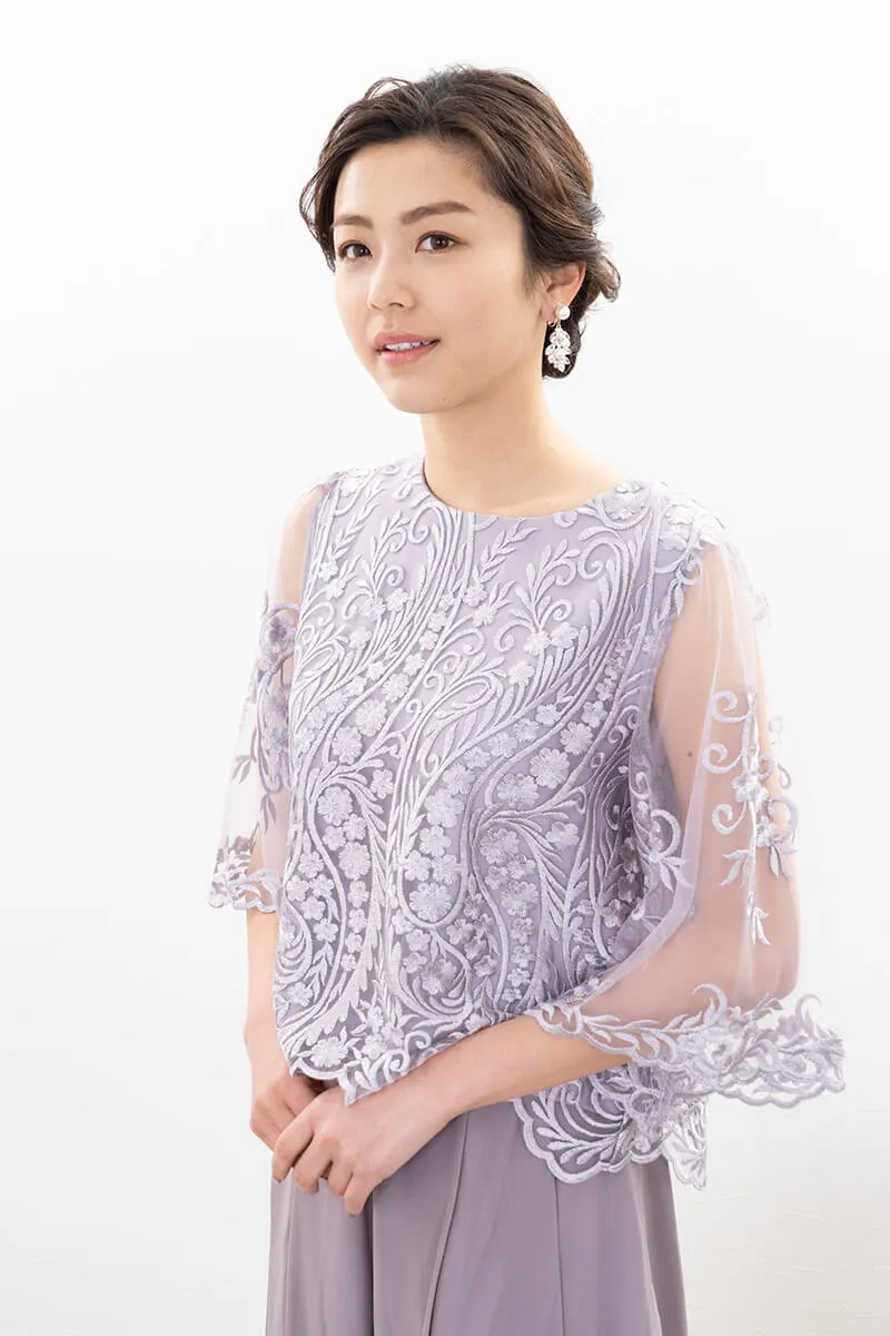 グレージュの刺繍ブラウスワイドパンツドレス