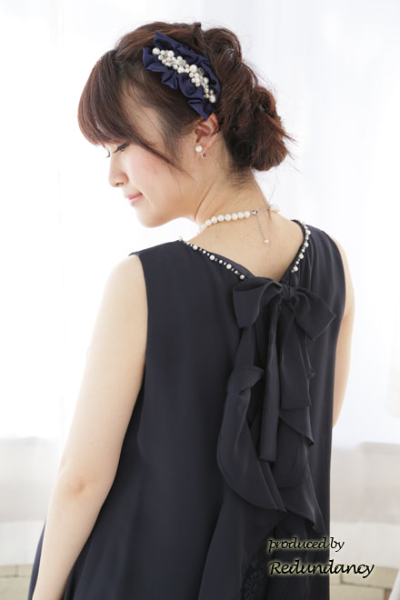 ネイビーのバックフリルシフォンドレス