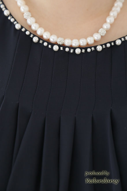 ネイビーのバックフリルシフォンドレス