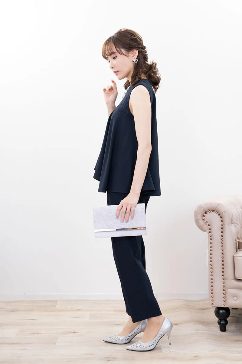 ネイビーのノースリーブトップスパンツドレス