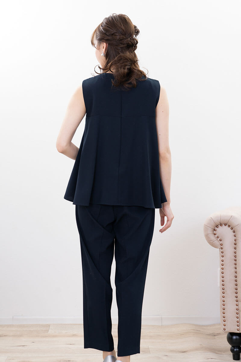 ネイビーのノースリーブトップスパンツドレス
