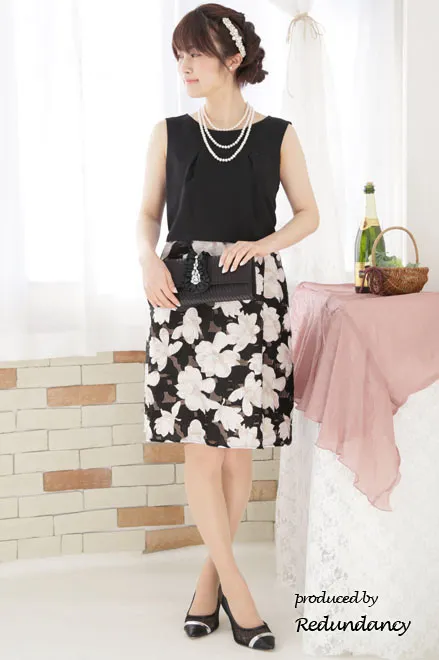 ブラックの大判花柄ノースリーブドレス