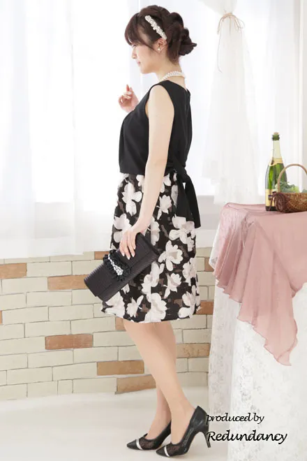 ブラックの大判花柄ノースリーブドレス