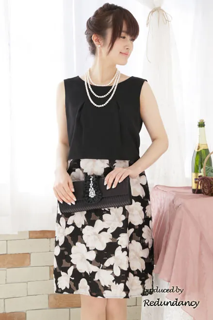 ブラックの大判花柄ノースリーブドレス