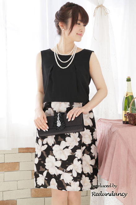 ブラックの大判花柄ノースリーブドレス