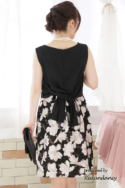 ブラックの大判花柄ノースリーブドレス
