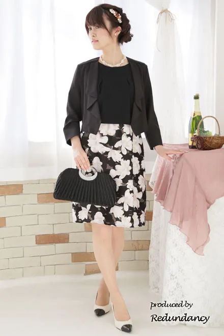 ブラックの大判花柄ノースリーブドレス