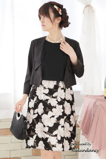 ブラックの大判花柄ノースリーブドレス