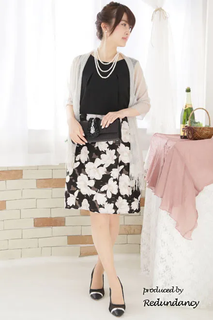 ブラックの大判花柄ノースリーブドレス