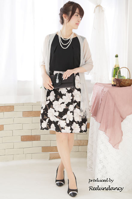 ブラックの大判花柄ノースリーブドレス