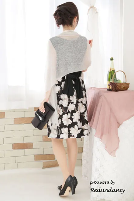 ブラックの大判花柄ノースリーブドレス