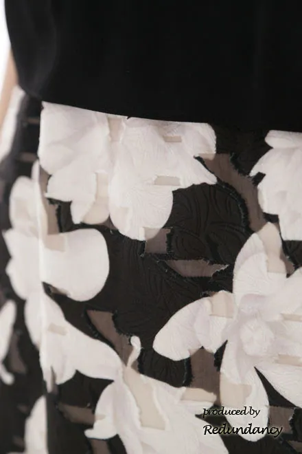 ブラックの大判花柄ノースリーブドレス