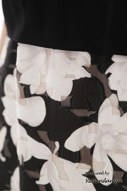 ブラックの大判花柄ノースリーブドレス