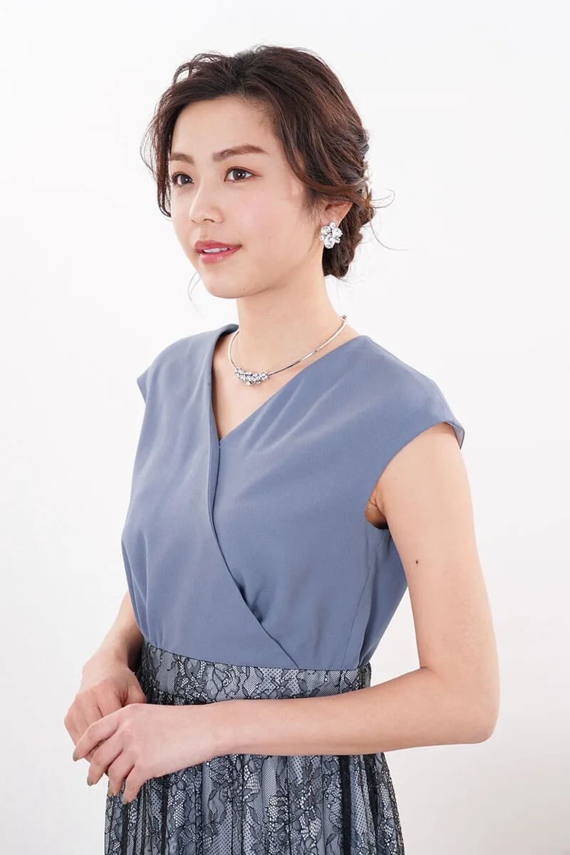 ブルー×ブラックのVネックレース切替ドレス