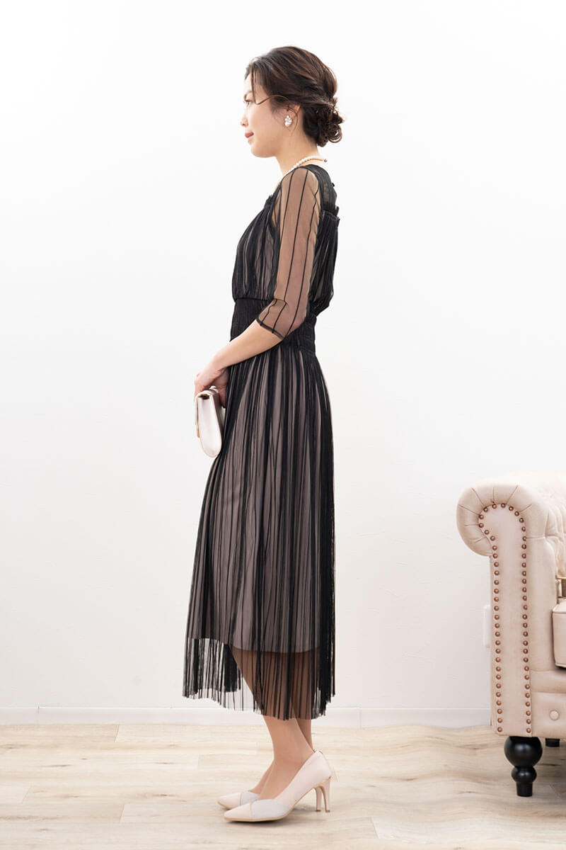 ブラックのストライプチュールレースドレス