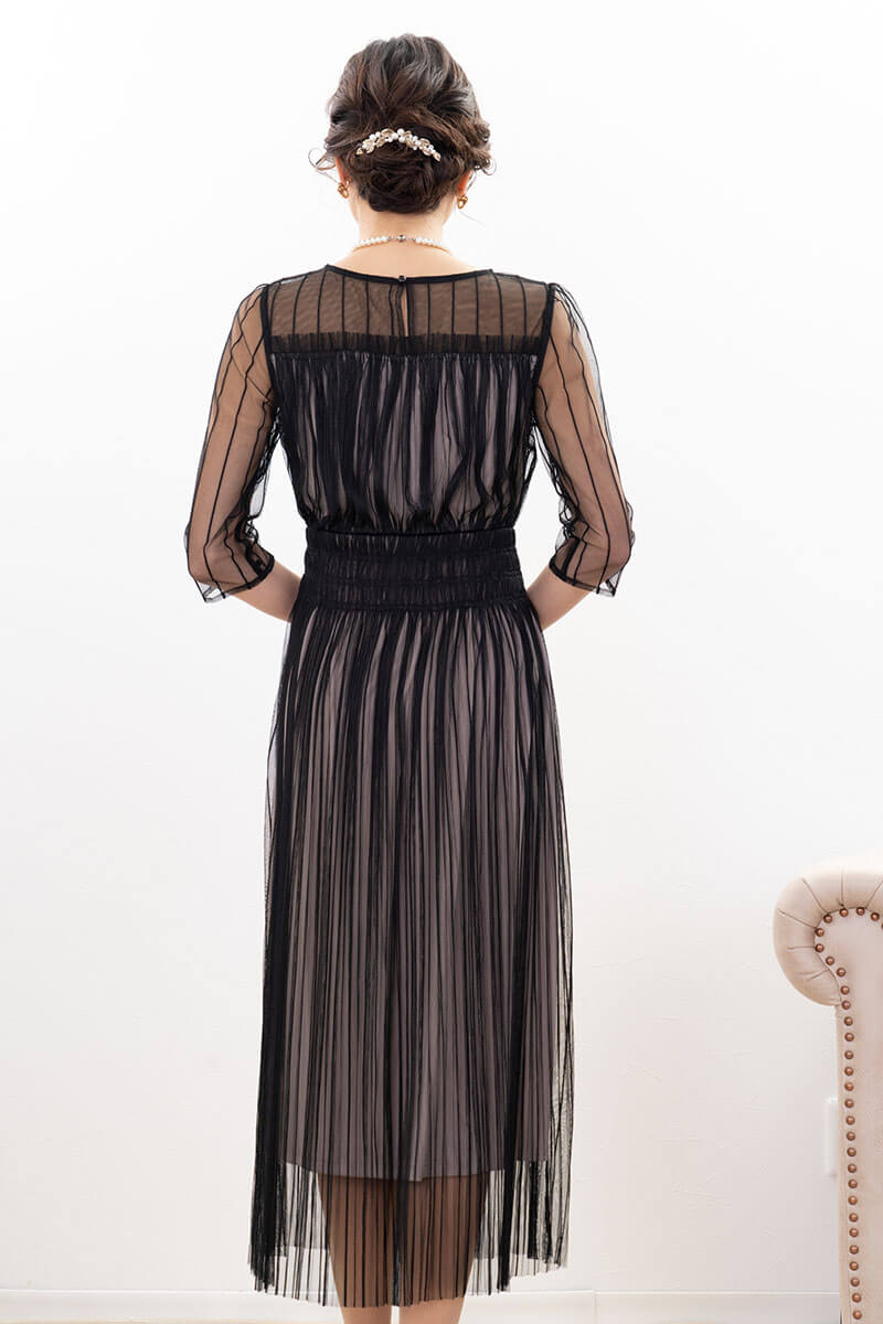 ブラックのストライプチュールレースドレス