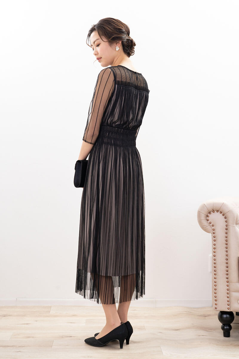 ブラックのストライプチュールレースドレス