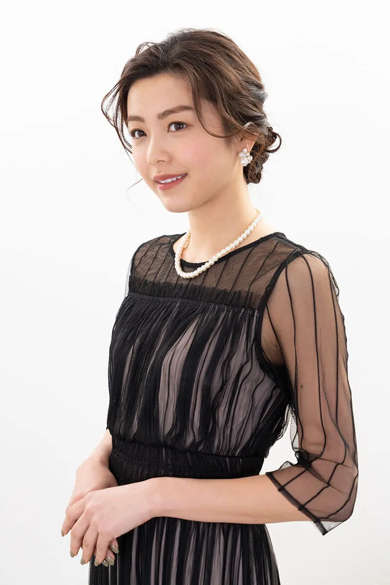 ブラックのストライプチュールレースドレス