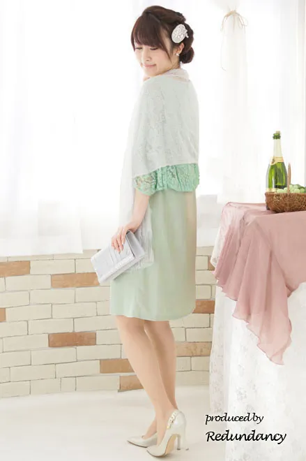 ライトグリーンのレースケープ風ドレス