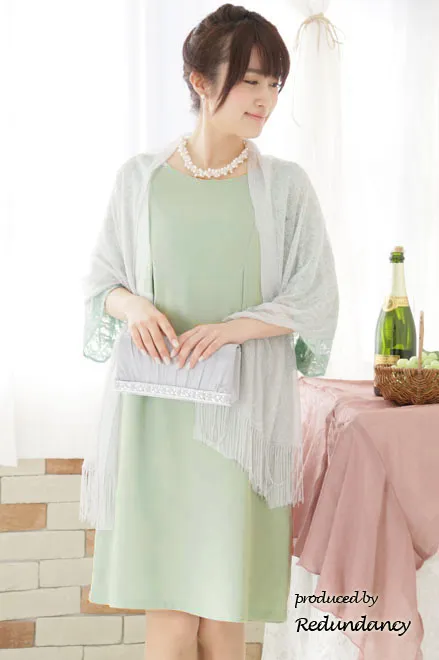 ライトグリーンのレースケープ風ドレス