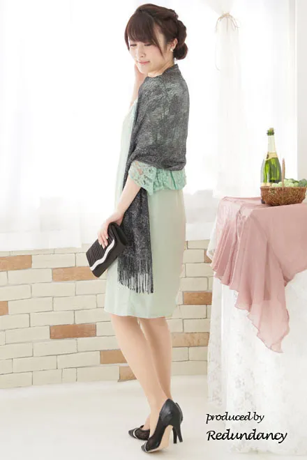 ライトグリーンのレースケープ風ドレス