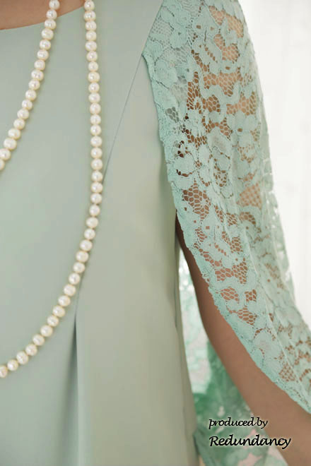 ライトグリーンのレースケープ風ドレス