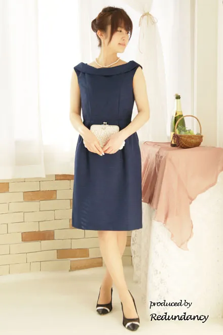 ネイビーの襟付きタイトドレス