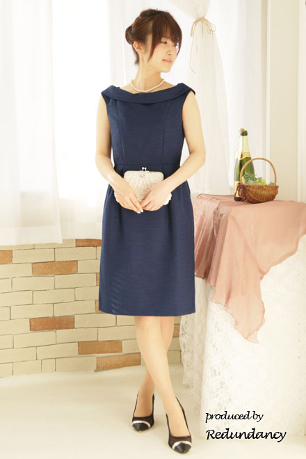 ネイビーの襟付きタイトドレス