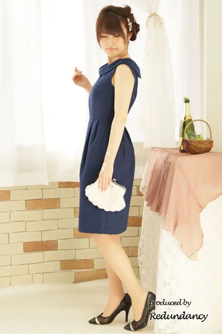 ネイビーの襟付きタイトドレス