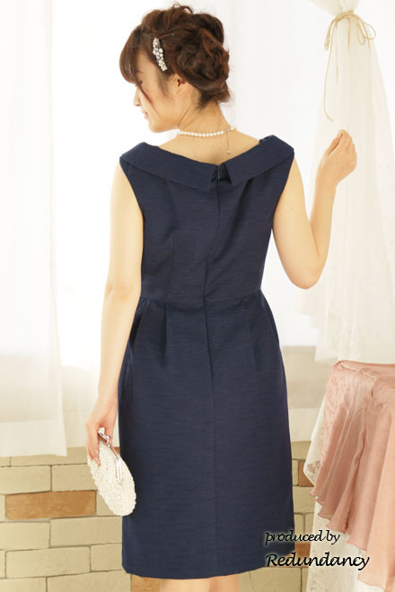 ネイビーの襟付きタイトドレス