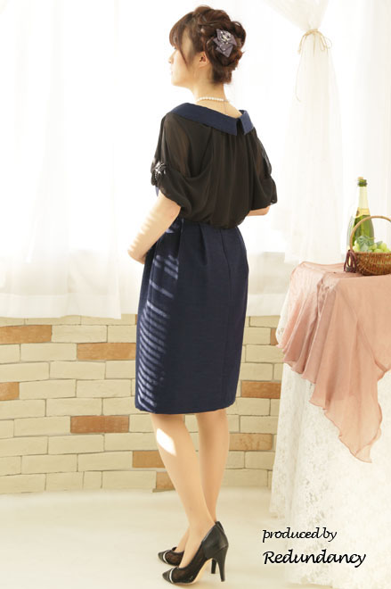 ネイビーの襟付きタイトドレス