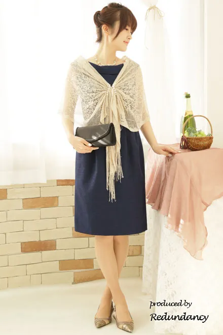 ネイビーの襟付きタイトドレス