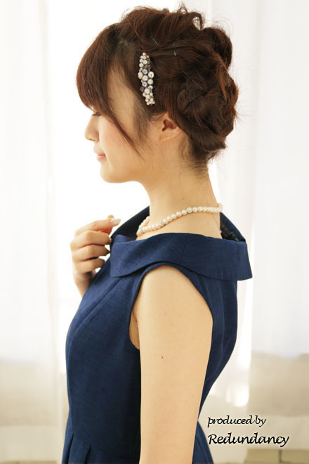 ネイビーの襟付きタイトドレス