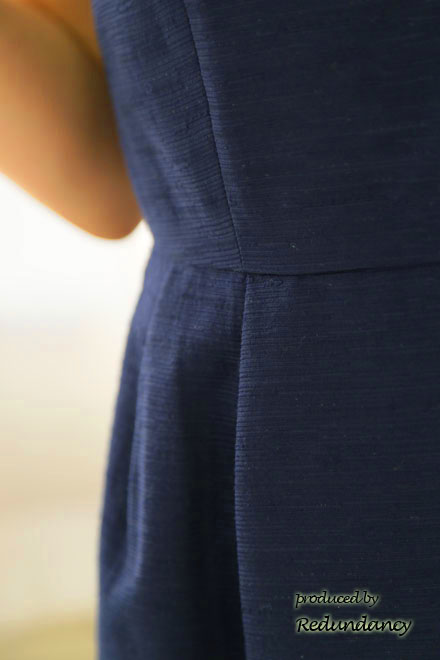 ネイビーの襟付きタイトドレス