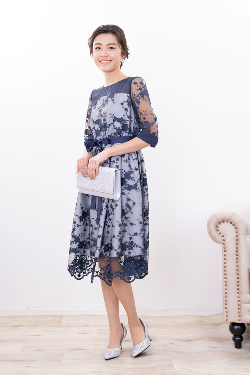 ネイビーの刺繍チュールスカラップドレス