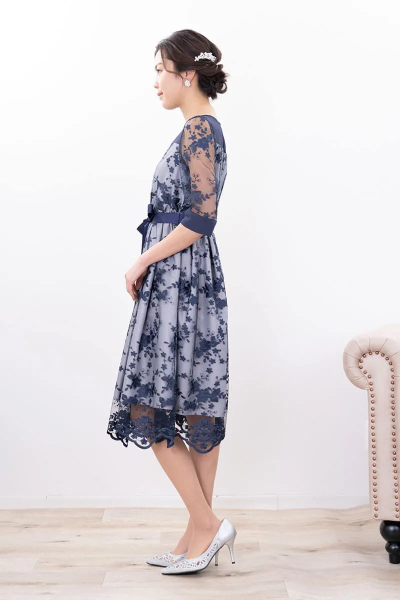 ネイビーの刺繍チュールスカラップドレス