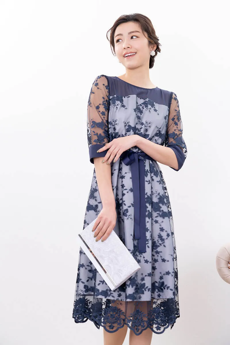 ネイビーの刺繍チュールスカラップドレス