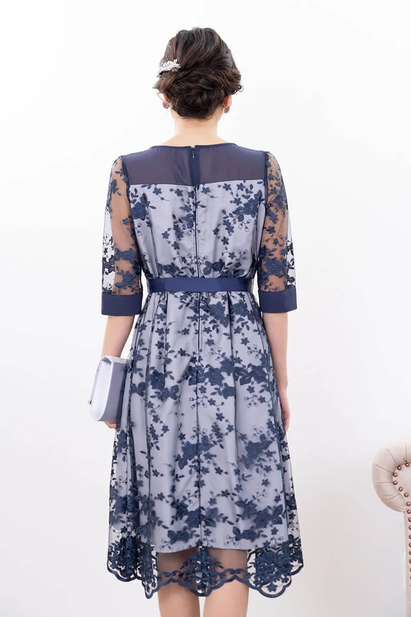 ネイビーの刺繍チュールスカラップドレス