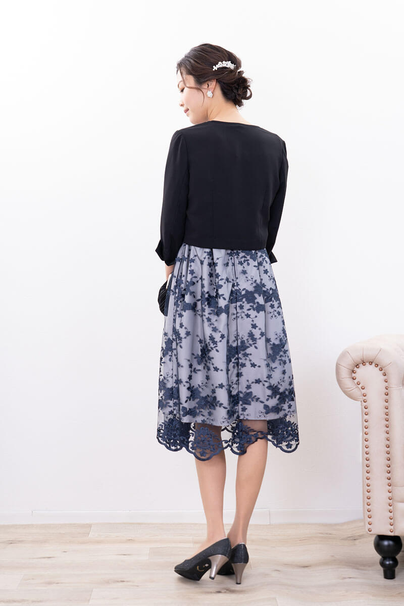 ネイビーの刺繍チュールスカラップドレス