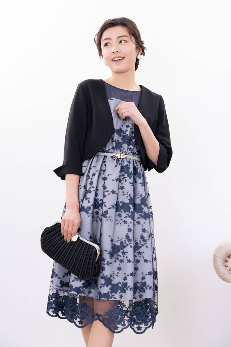 ネイビーの刺繍チュールスカラップドレス