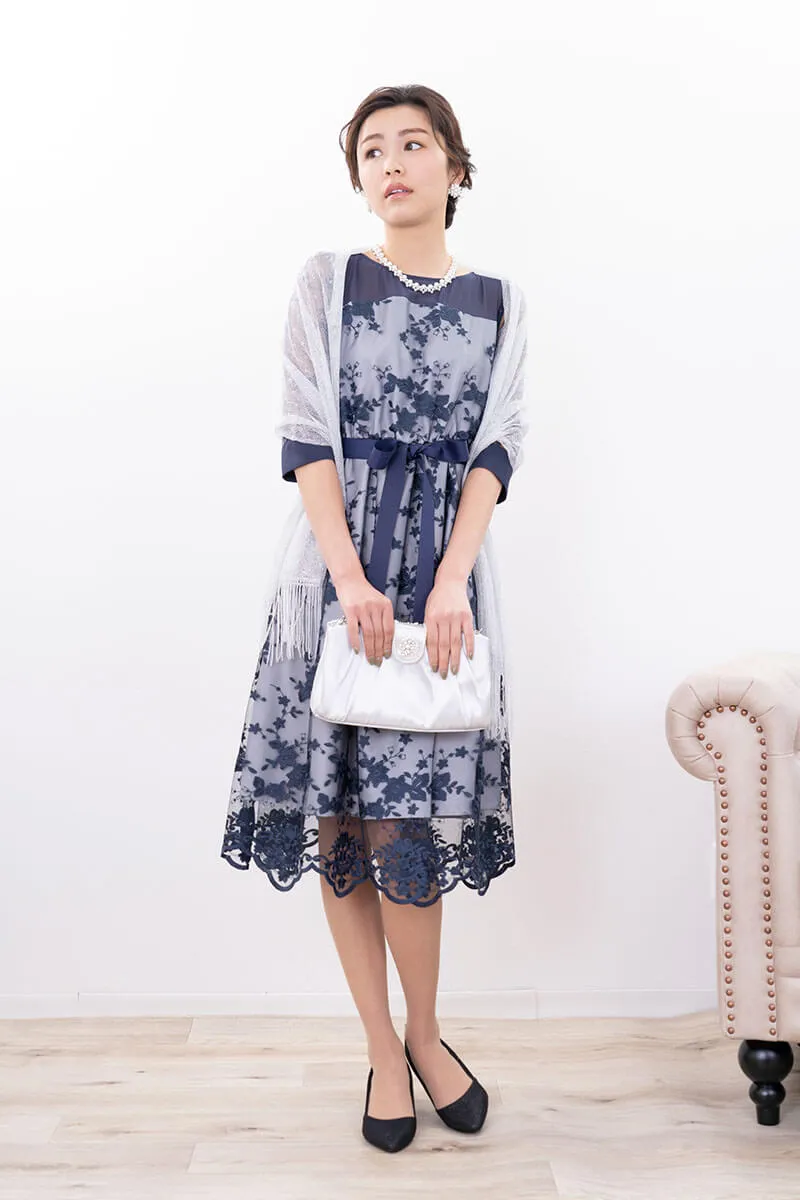 ネイビーの刺繍チュールスカラップドレス