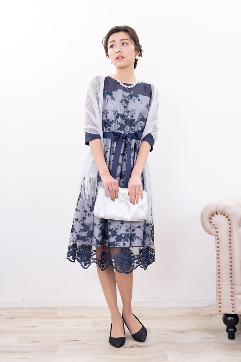 ネイビーの刺繍チュールスカラップドレス