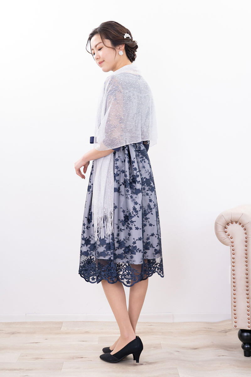 ネイビーの刺繍チュールスカラップドレス