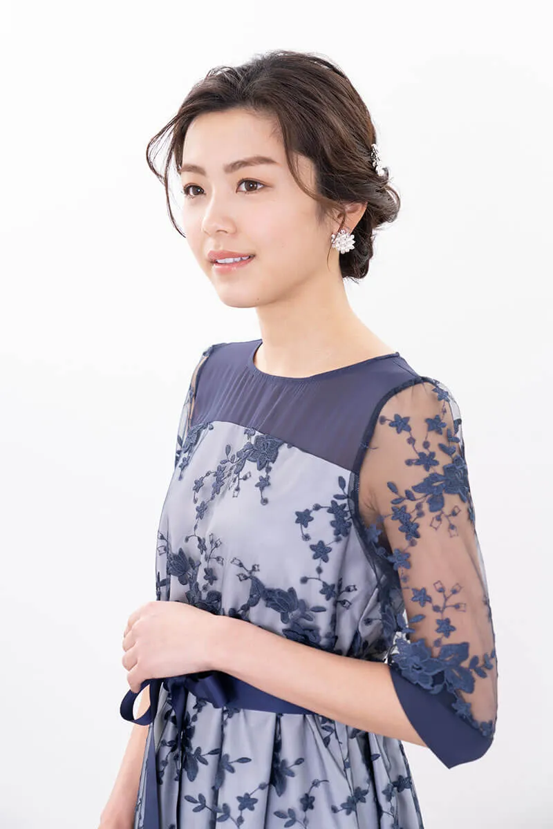 ネイビーの刺繍チュールスカラップドレス