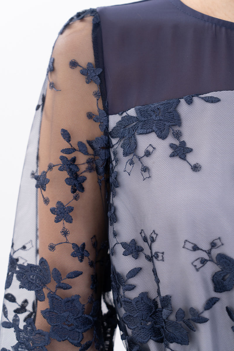 ネイビーの刺繍チュールスカラップドレス