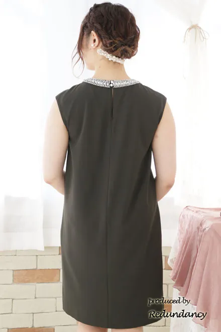 カーキグリーンのビジューネックタックドレス