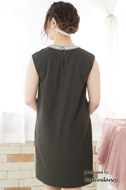 カーキグリーンのビジューネックタックドレス
