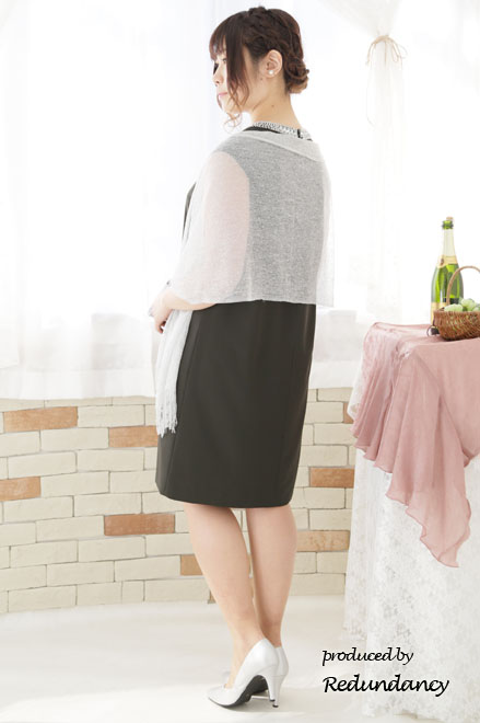 カーキグリーンのビジューネックタックドレス