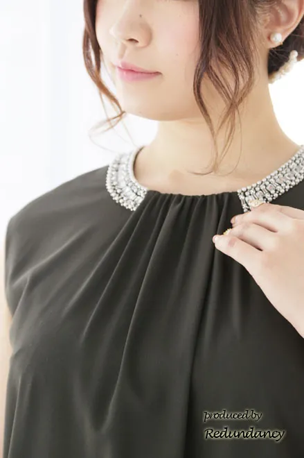 カーキグリーンのビジューネックタックドレス